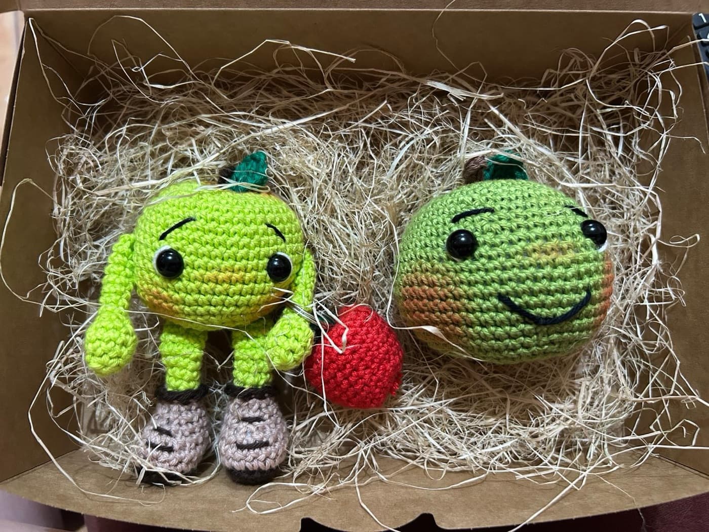 Personaje y fruta juntos sobre paja